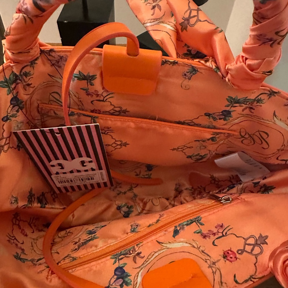 Gilda Paris Tote - Picture 3 of 7